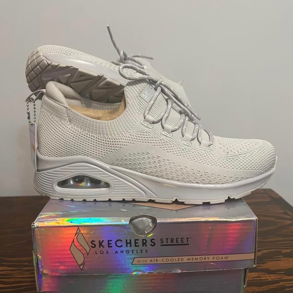 Women’s Skechers Uno Size 9 in Light Gray